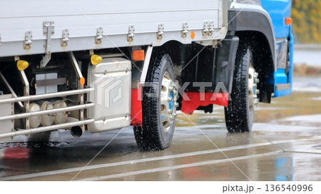 雨天走行中のトラック　イメージ 136540996