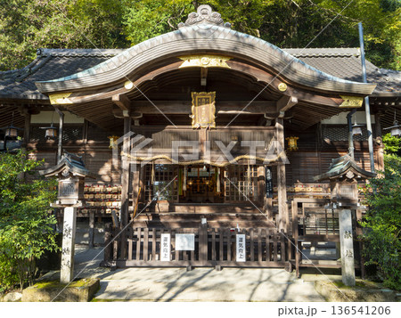 朝日に照らされた葛城一言主神社の拝殿 朝日に照らされた葛城一言主神社の拝殿 136541206