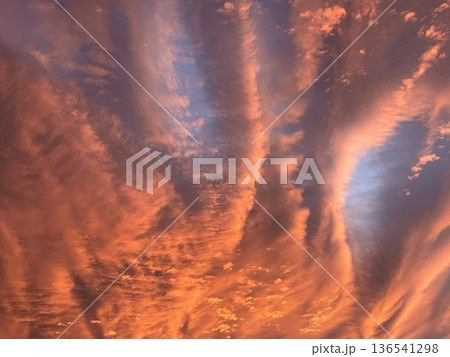 冬の赤く染まった夕焼け雲と空 冬の赤く染まった夕焼け雲と空 136541298