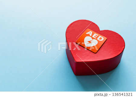 AED 自動体外式除細動器のイメージ素材 AED 自動体外式除細動器のイメージ素材 136541321