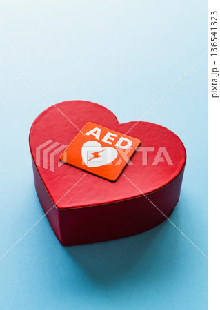 AED 自動体外式除細動器のイメージ素材 AED 自動体外式除細動器のイメージ素材 136541323