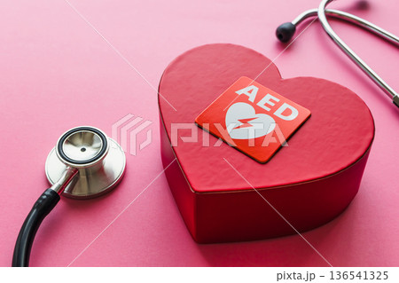 AED　自動体外式除細動器のイメージ素材 136541325