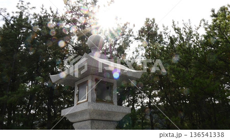 光を宿す石灯籠 天気雨のひととき 光を宿す石灯籠 天気雨のひととき 136541338