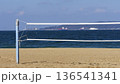 福岡・ももち浜　ビーチバレーネットと海上の船 136541341