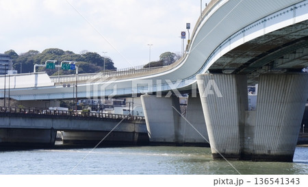 室見川に架かる福岡都市高速の美しい曲線 室見川に架かる福岡都市高速の美しい曲線 136541343