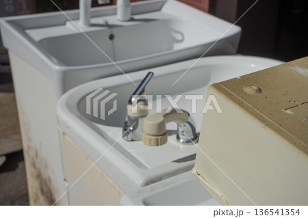 廃棄された洗面化粧台 136541354