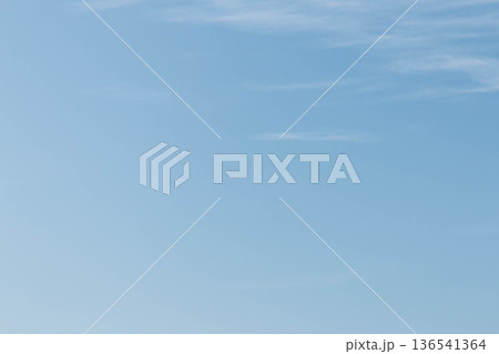 やわらかな夕方の青空背景（雲入り・ナチュラルテイスト） 136541364