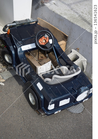 玩具の乗れる自動車 玩具の乗れる自動車 136541623