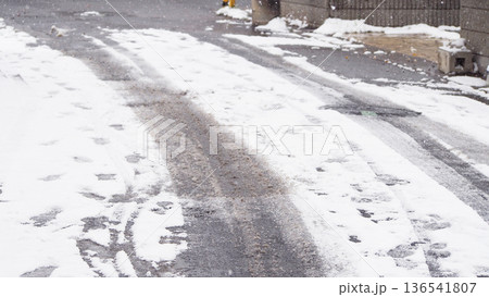 くるまが通った後の雪道 くるまが通った後の雪道 136541807