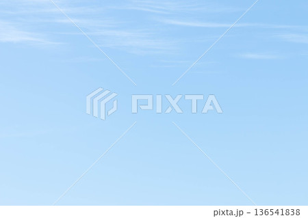 横に流れる雲と淡い青空の背景素材(ミニマル) 横に流れる雲と淡い青空の背景素材(ミニマル) 136541838