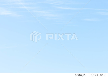 横に流れる雲と淡い青空の背景素材（ミニマル） 136541842