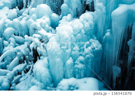 あしがくぼの氷柱に積もる雪 あしがくぼの氷柱に積もる雪 136541870