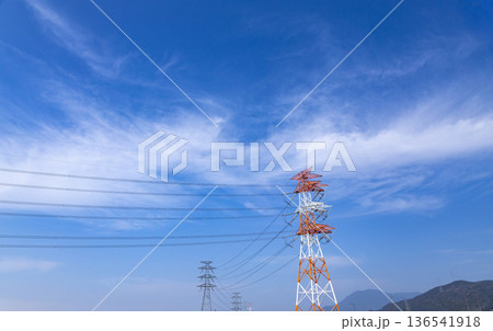 青空に映える高圧送電線と鉄塔の風景 青空に映える高圧送電線と鉄塔の風景 136541918