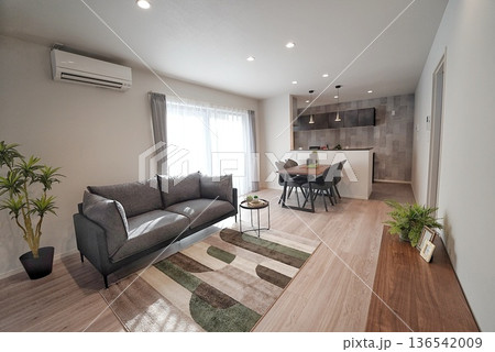 新築住宅のリビングダイニング 136542009