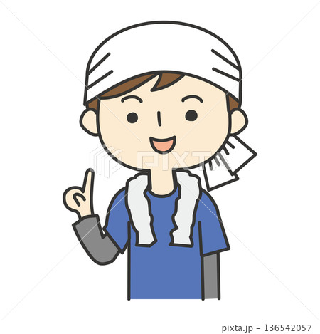 説明をしているTシャツ姿の男性 136542057