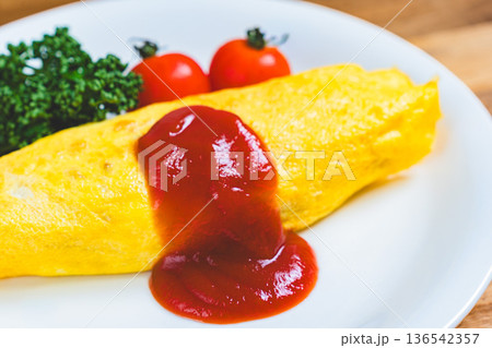 オムライス ケチャップをかけたふわふわ卵の定番洋食 オムライス ケチャップをかけたふわふわ卵の定番洋食 136542357