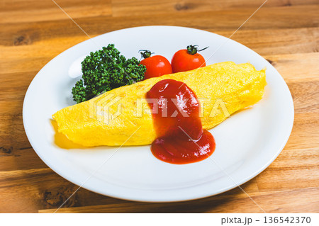 オムライス ケチャップをかけたふわふわ卵の定番洋食 136542370