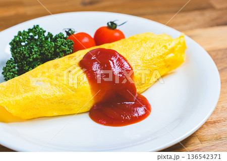 オムライス ケチャップをかけたふわふわ卵の定番洋食 136542371
