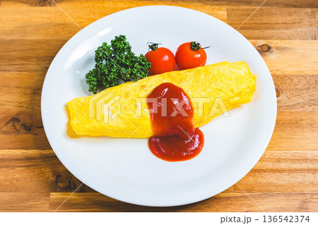 オムライス ケチャップをかけたふわふわ卵の定番洋食 136542374