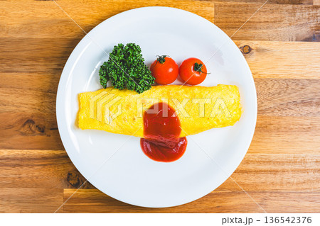 オムライス ケチャップをかけたふわふわ卵の定番洋食 136542376