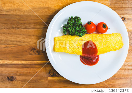 オムライス ケチャップをかけたふわふわ卵の定番洋食 136542378