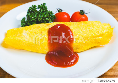 オムライス ケチャップをかけたふわふわ卵の定番洋食 136542379