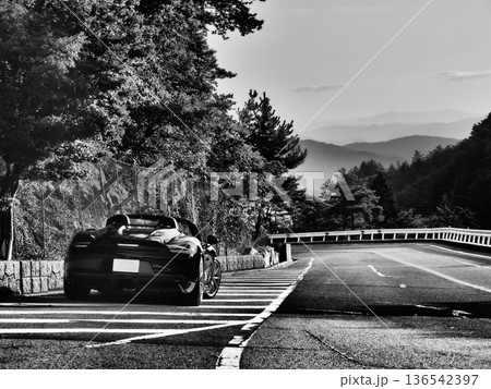 艶々の黒いオープンカー 136542397