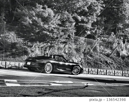 艶々の黒いオープンカー 艶々の黒いオープンカー 136542398