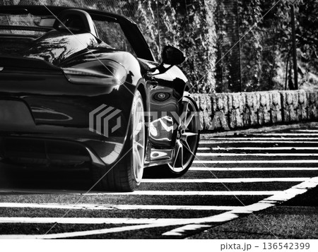 艶々の黒いオープンカー 136542399