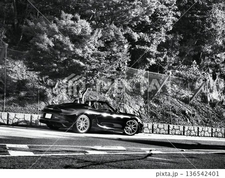 艶々の黒いオープンカー 艶々の黒いオープンカー 136542401