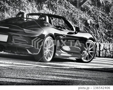 艶々の黒いオープンカー 136542406