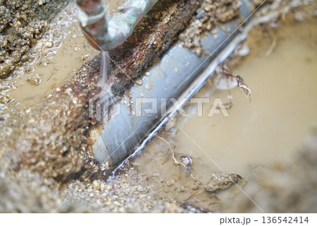 水道管の水漏れ 水道管の水漏れ 136542414