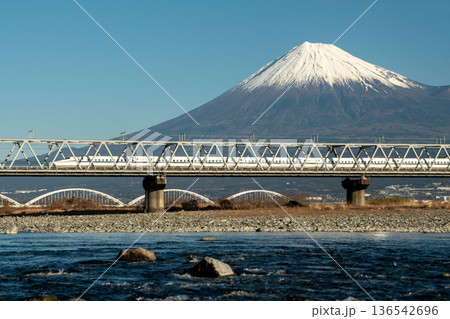 富士山をバックに富士川橋梁を渡る東海道新幹線N700s 136542696