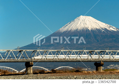 富士山をバックに富士川橋梁を渡る東海道新幹線N700s 富士山をバックに富士川橋梁を渡る東海道新幹線N700s 136542700