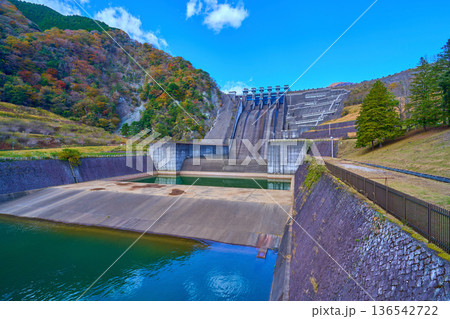 紅葉の神奈川県山北町の三保ダムの眺望 136542722