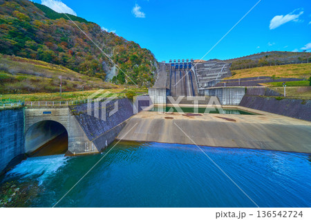 紅葉の神奈川県山北町の三保ダムの眺望 紅葉の神奈川県山北町の三保ダムの眺望 136542724