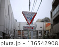 雪で不明瞭になった道路標識 136542908