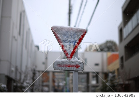 雪で不明瞭になった道路標識 雪で不明瞭になった道路標識 136542908