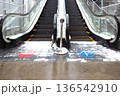 雪で滑りやすくなったエスカレーター 136542910
