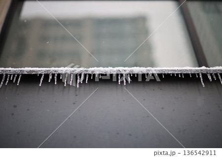 住宅の軒にできた氷柱 136542911