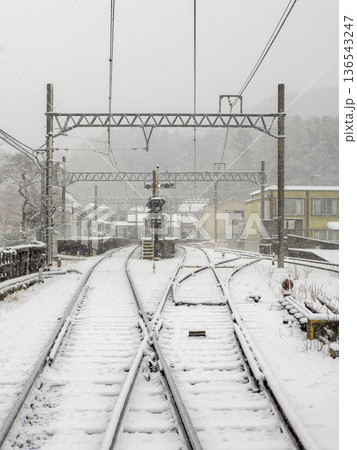 雪が積もる終着駅の風景 雪が積もる終着駅の風景 136543247