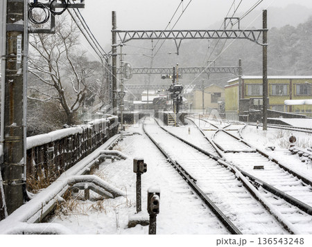 雪が積もる終着駅の風景 雪が積もる終着駅の風景 136543248
