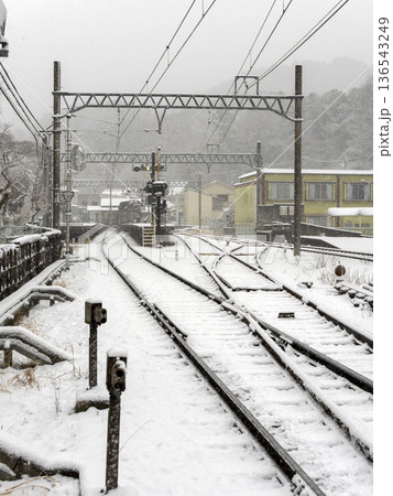 雪が積もる終着駅の風景 136543249