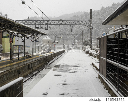 雪が積もった能勢電鉄妙見線の妙見口駅 136543253