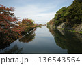 城の水堀に映る秋景色 136543564