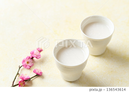 お猪口に注いだ麹の甘酒 136543614