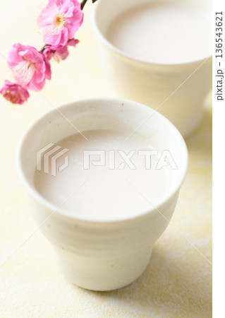 お猪口に注いだ麹の甘酒 136543621