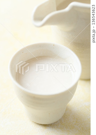 お猪口に注いだ麹の甘酒 お猪口に注いだ麹の甘酒 136543623