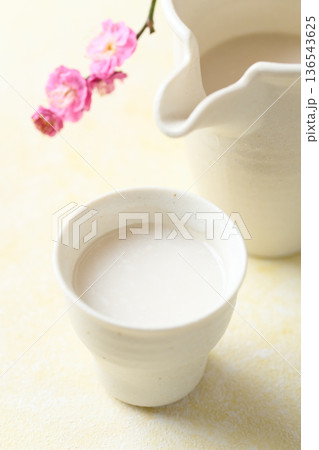 お猪口に注いだ麹の甘酒 お猪口に注いだ麹の甘酒 136543625