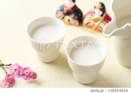 お猪口に注いだ麹の甘酒 お猪口に注いだ麹の甘酒 136543628